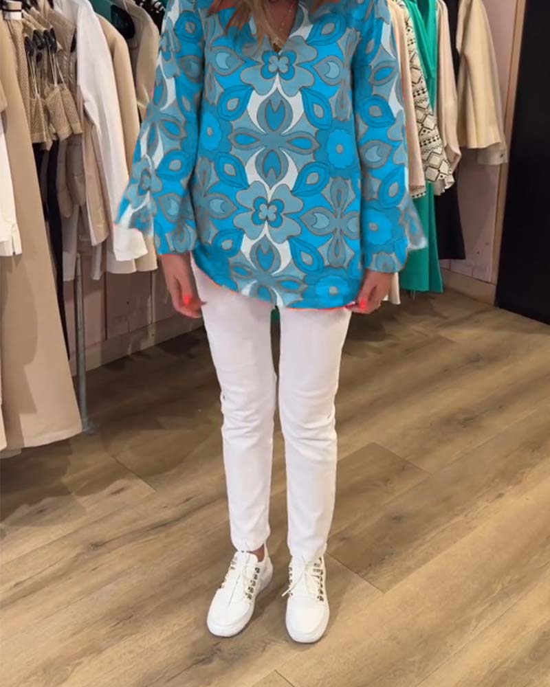 Loose and versatile printed blouse