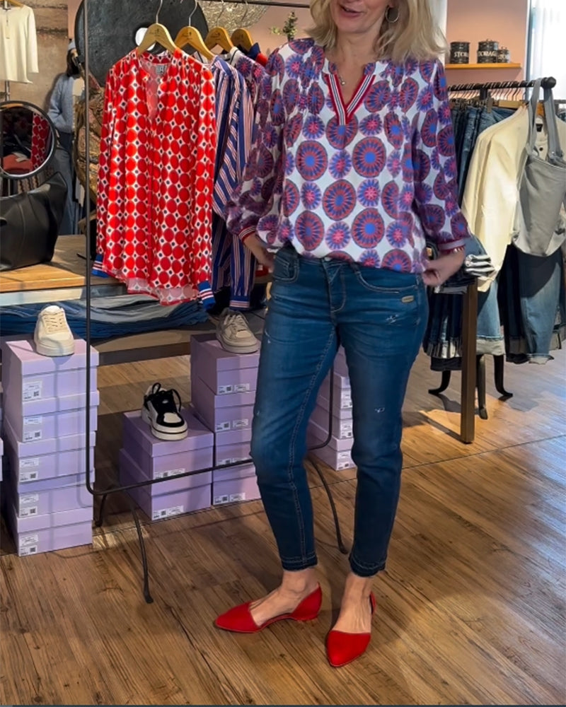 Elegant v-neck blouse with geometric print