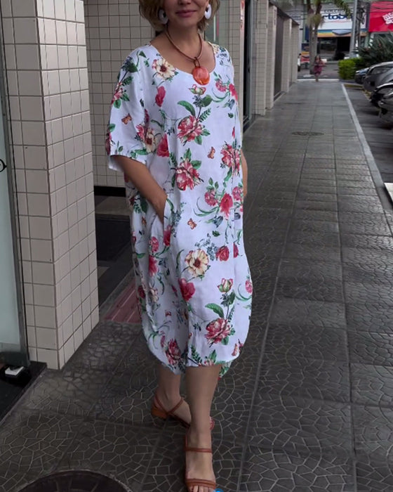 Rund hals, blomstret, halværmet kjole