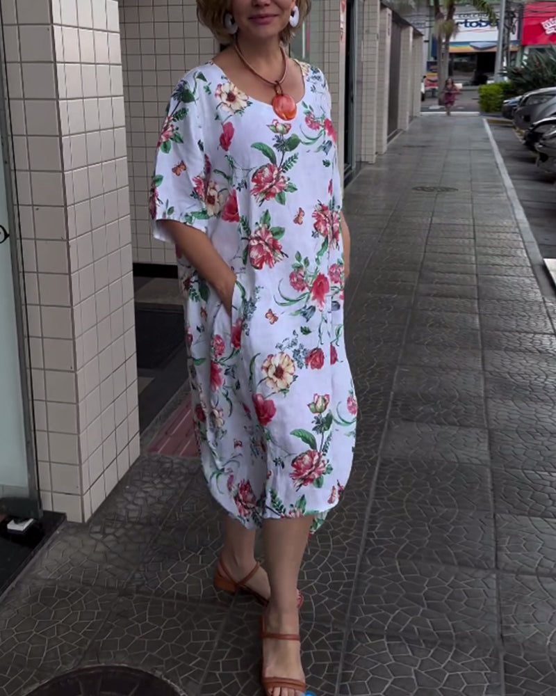 Rund hals, blomstret, halværmet kjole