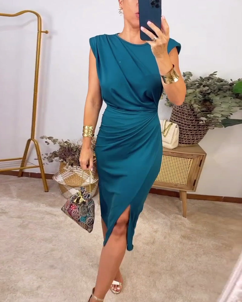 Sleeveless pleated slit solid color dress