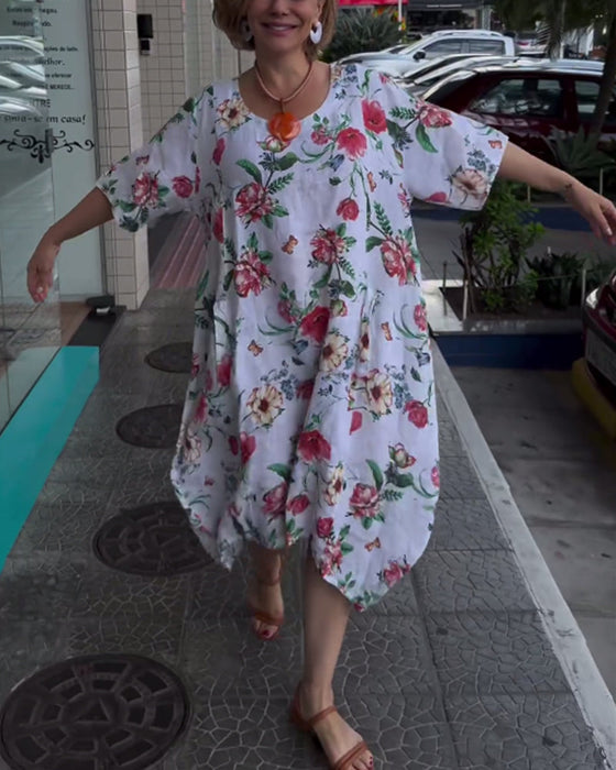 Rund hals, blomstret, halværmet kjole