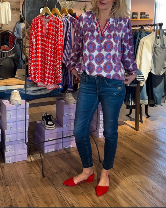 Elegant v-neck blouse with geometric print