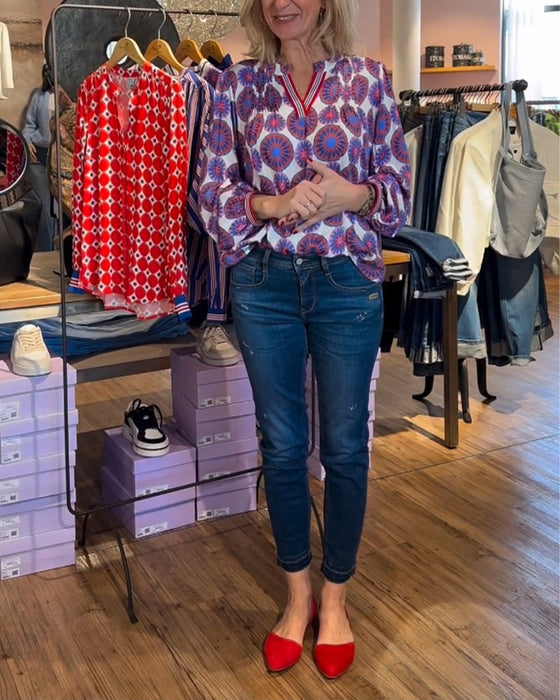 Elegant v-neck blouse with geometric print