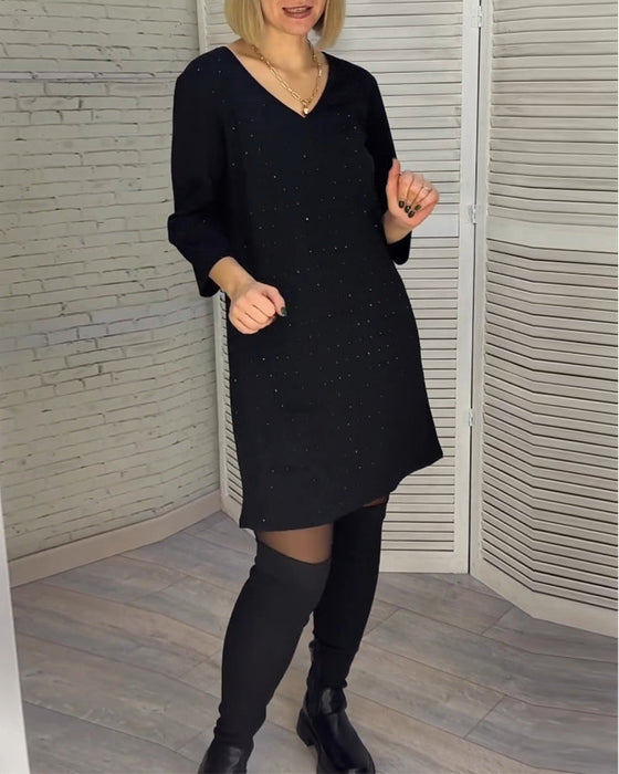 Elegant v-neck dress with three-quarter sleeves