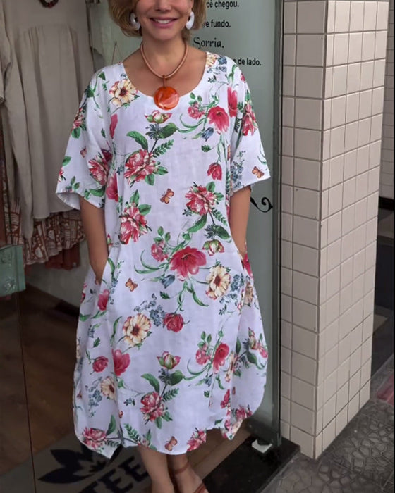 Rund hals, blomstret, halværmet kjole